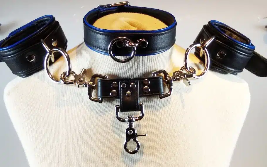 Bondage Set with Collar, Wrist Cuffs and  3-way Connector - Image 5