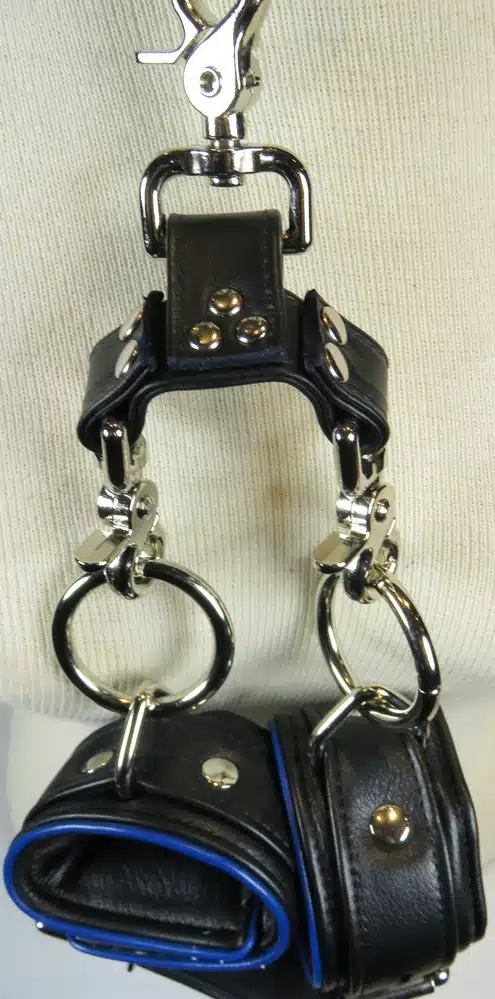 Bondage Set with Collar, Wrist Cuffs and  3-way Connector - Image 7
