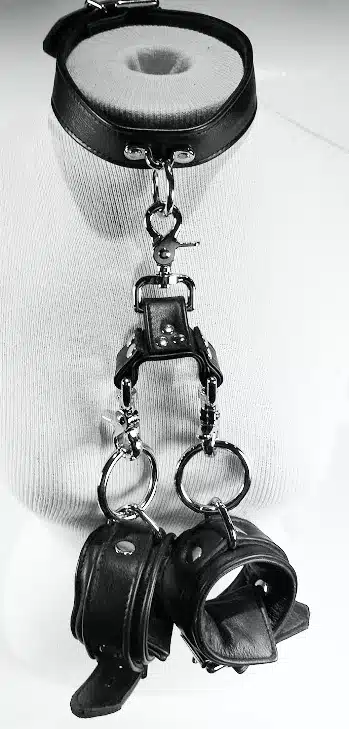 Bondage Set with Collar, Wrist Cuffs and  3-way Connector - Image 4