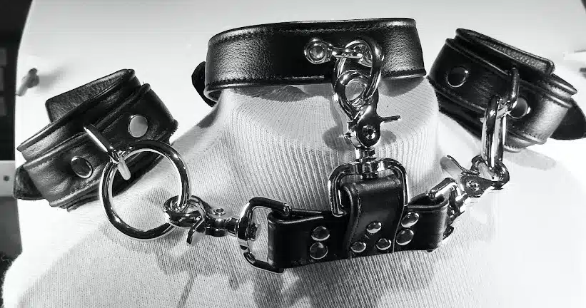 Bondage Set with Collar, Wrist Cuffs and  3-way Connector - Image 2